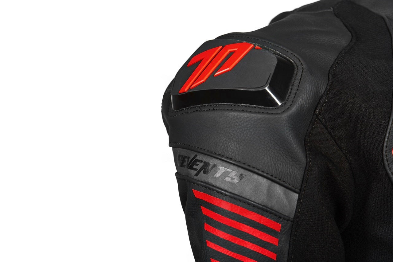 SEVENTY SD-JL24 Spoiler Chaqueta de cuero para motocicleta para hombre negra/roja