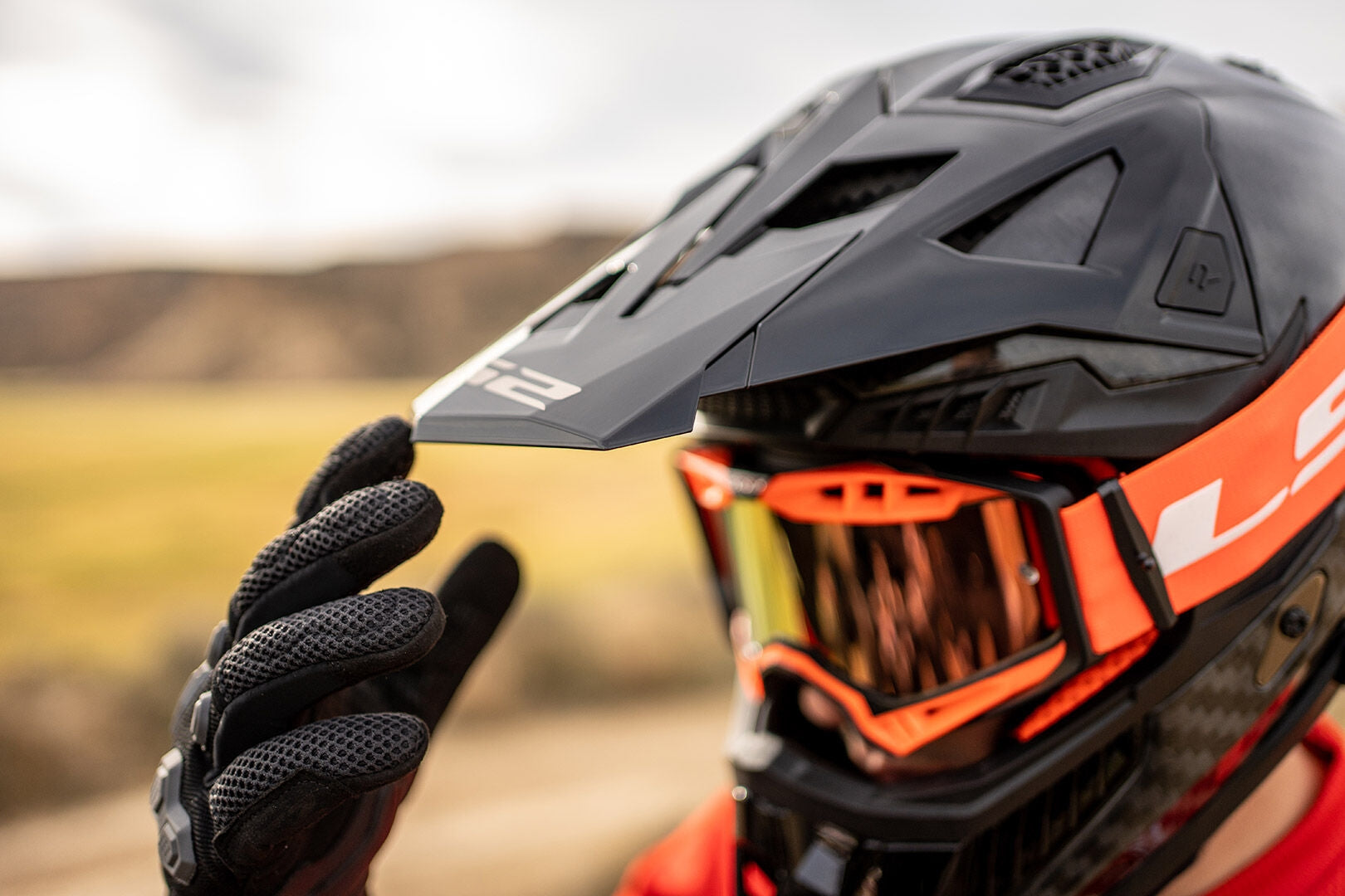 LS2 MX703 C X-FORCE GLOSS CARBON - SECURTEX MOTOR S.L (t/a MaximoMoto)