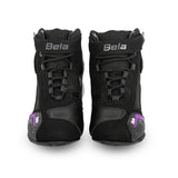 Motorista usando botas urbanas BELA Kiva negro morado