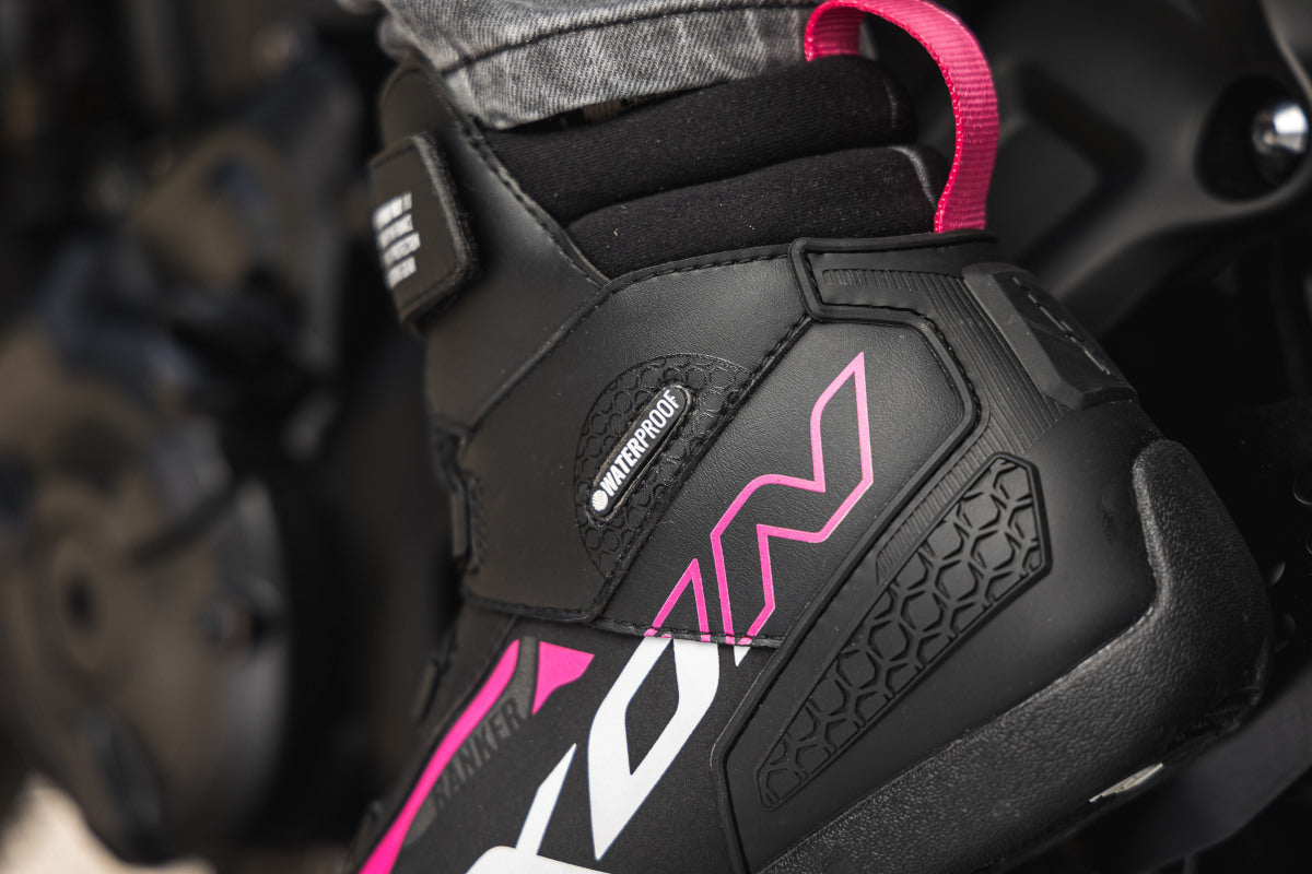 IXON RANKER WP MUJER LIGERAS BOTAS NEGRO BLANCO FUCSIA