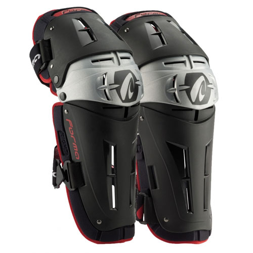 FORMA - TRI-FLEX KNEE GUARD BOOT BLACK/SILVER/RED - TU / BLACK/SILVER/RED - Accesorios